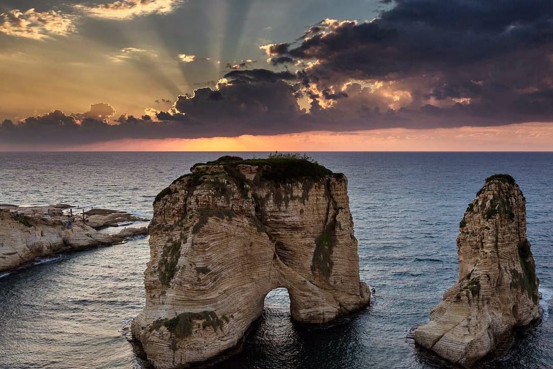 توقيف صاحب جهاز الليزر المستخدم لإضاءة صخرة الروشة