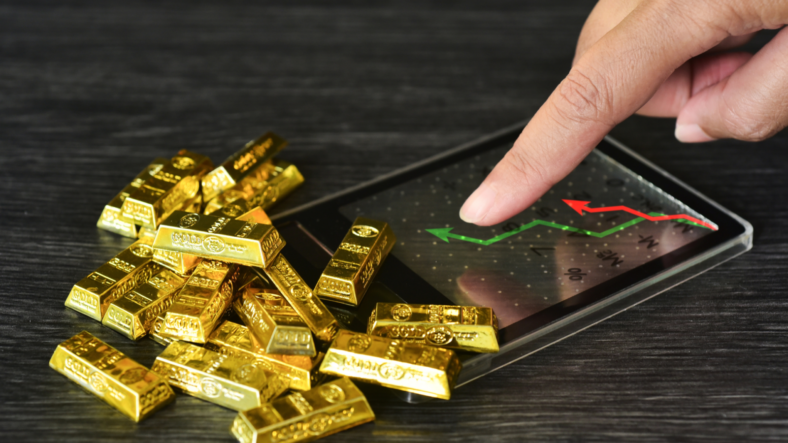 الذهب يلامس ذروة قياسية جديدة وسط إقبال على الملاذ الآمن