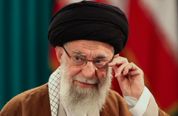 إيران تشيّع المرشد الراحل علي خامنئي
