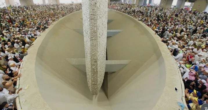 الحجاج يتحللون من الإحرام بعد “معركة رمزية” مع الشيطان في قلب الصحراء