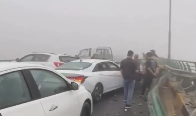 عشرات القتلى في اصطدام حافلة وشاحنة في جنوب العراق
