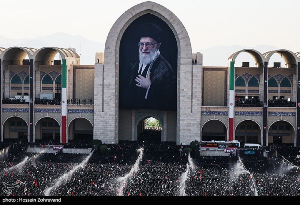 ملايين يؤدون صلاة الجنازة على خامنئي وعائلته في طهران في يومها الثاني
