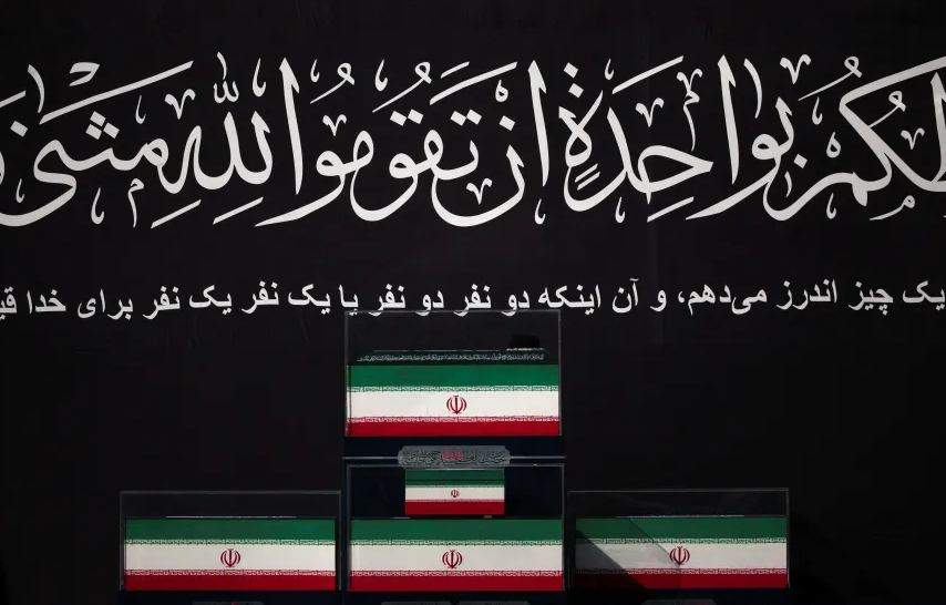 3 من أبناء المرجع الراحل السيد خامنئي يؤدون صلاة الجنازة عليه ومجتبى يغيب