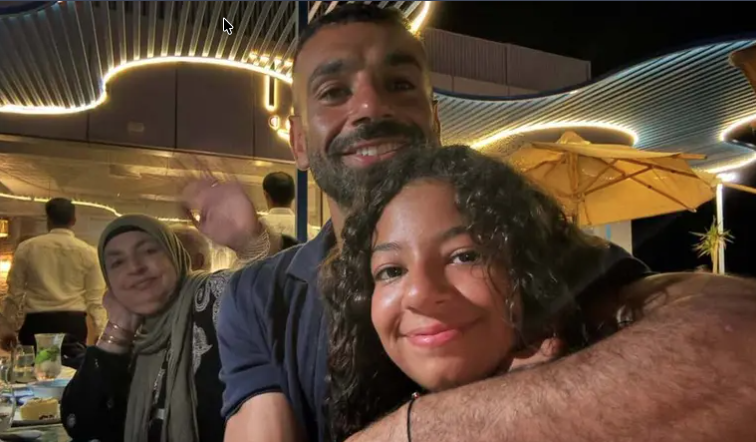 محمد صلاح يشارك صور عطلته الصيفية مع ابنتيه